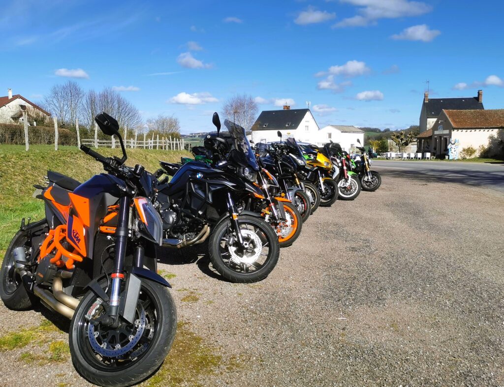 Motos garées sur le parking du restaurant
